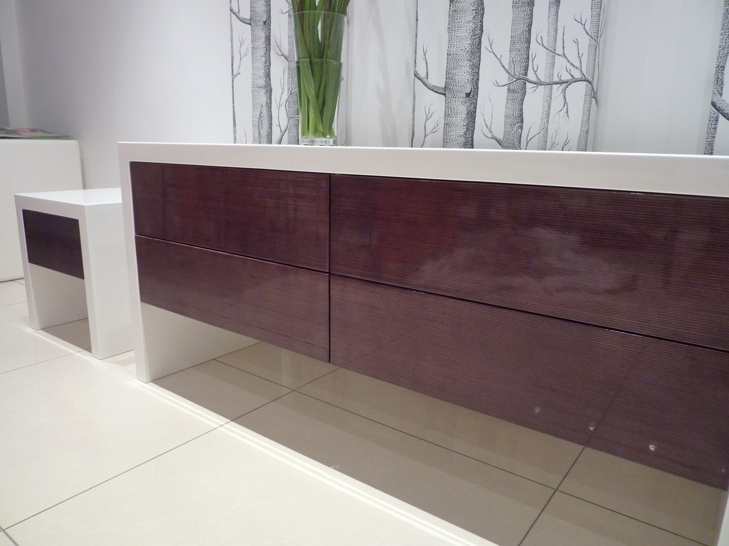 high gloss tv unit/table